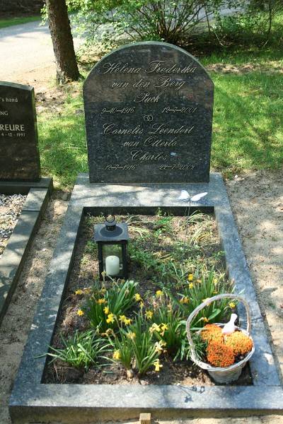 grafsteen_helena_frederika_van_den_berg_en_cornelis_leendert_van_otterlo.jpg