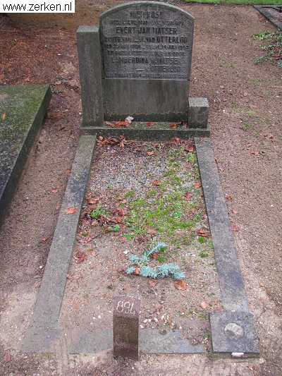 Klik voor foto in apart venster grafsteen_evert_jan_matser_en_lamberdina_wilhelmina_van_otterlo.jpg