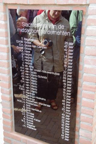 Klik voor foto in apart venster gedenksteen_middagbombardementen_te_ede_17-09-1944.jpg