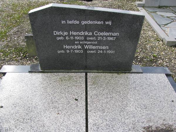 Klik voor foto in apart venster grafsteen_van_dirkje_hendrika_coeleman.jpg