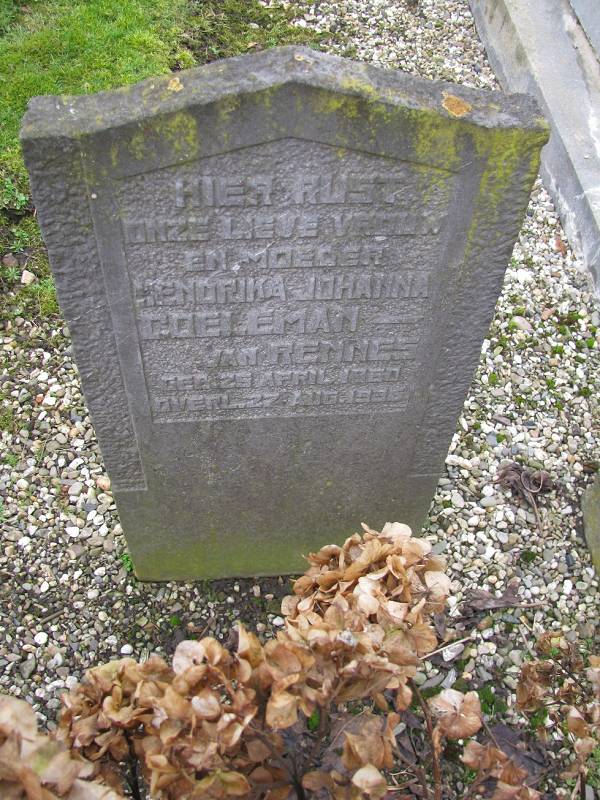 Klik voor foto in apart venster grafsteen_van_hendrika_johanna_van_rennes.jpg